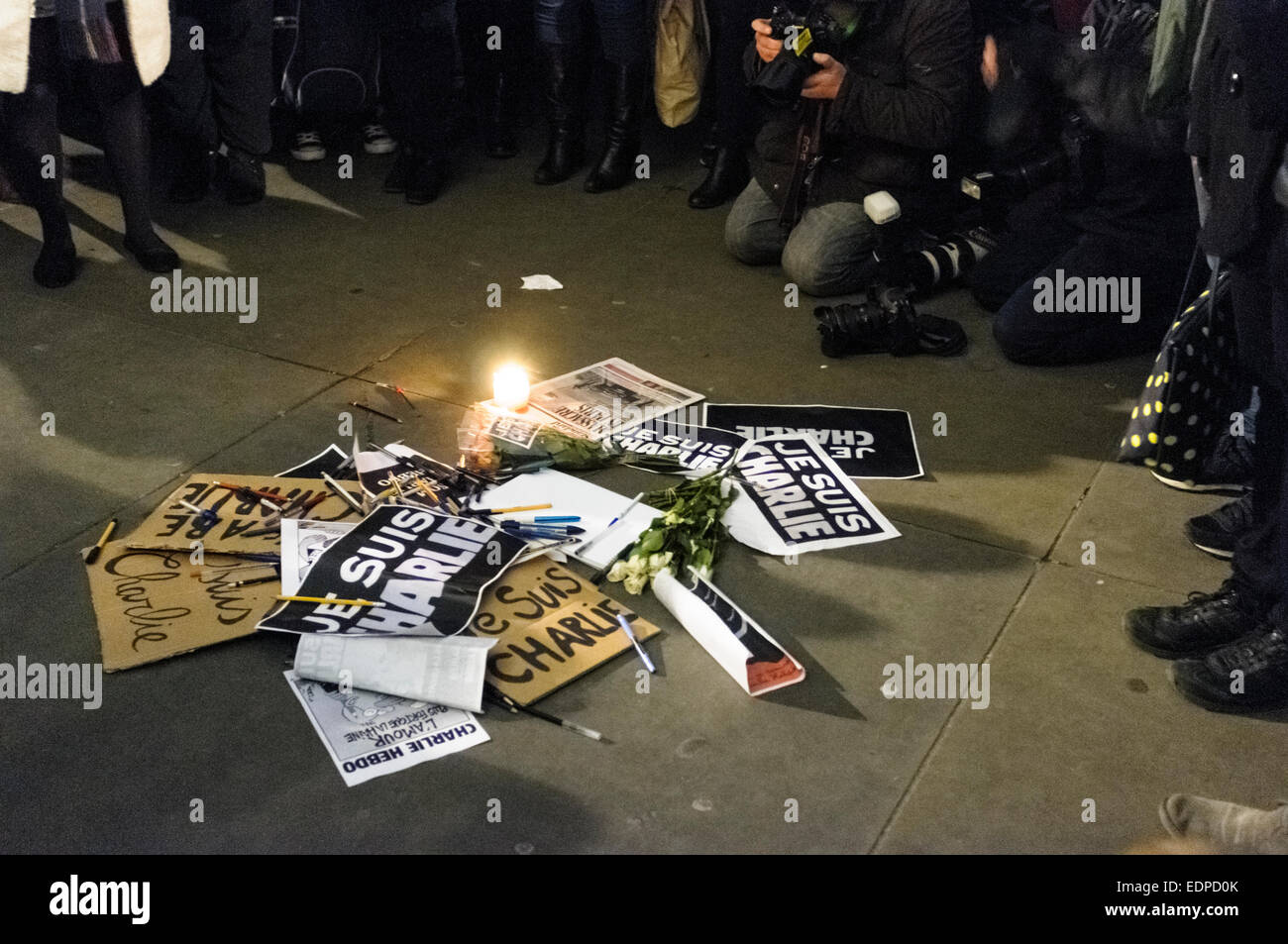 Londra, Regno Unito. Il 7 gennaio, 2015. Le persone si sono riunite in Trafalgar Square a manifestare il loro sostegno alle vittime degli attacchi terroristici contro la rivista francese Charlie Hebdo. Le penne e i cartelloni con le parole "Je Suis Charlie" (Io sono Charlie) sono disposti sul terreno. Quattordici persone sono state uccise tra cui due funzionari di polizia quando due a quattro banditi mascherati hanno aperto il fuoco alla sede di Charlie Hebdo in Parigi, Francia Credito: onebluelight.com/Alamy Live News Foto Stock