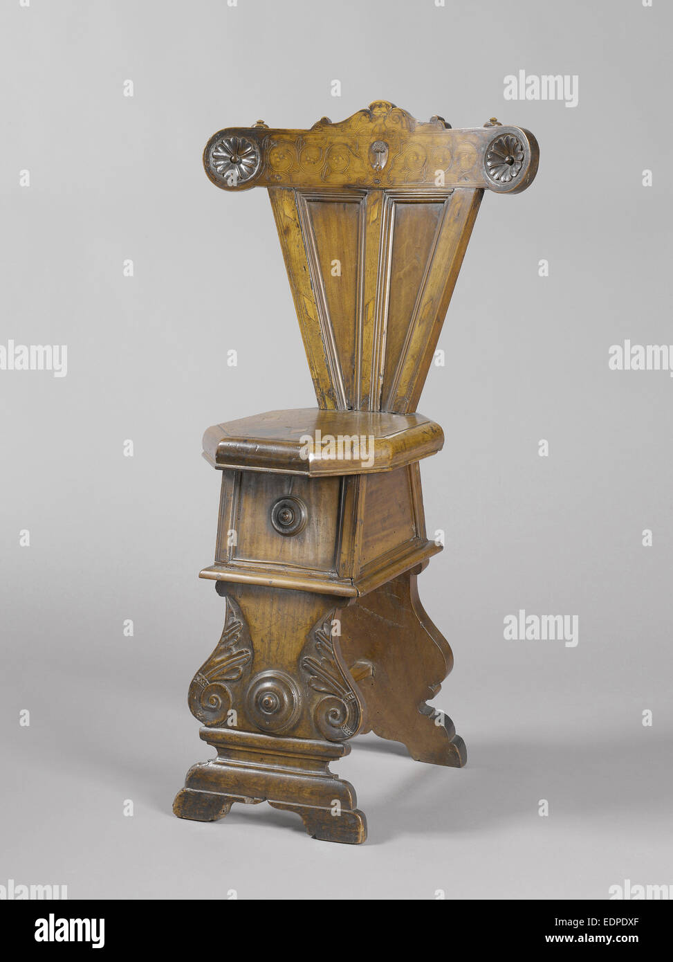 Sedia in legno di noce, con sede ottagonale. Protezione con intarsi di albero e decorazioni, anonimo, 1500 - 1600 Foto Stock