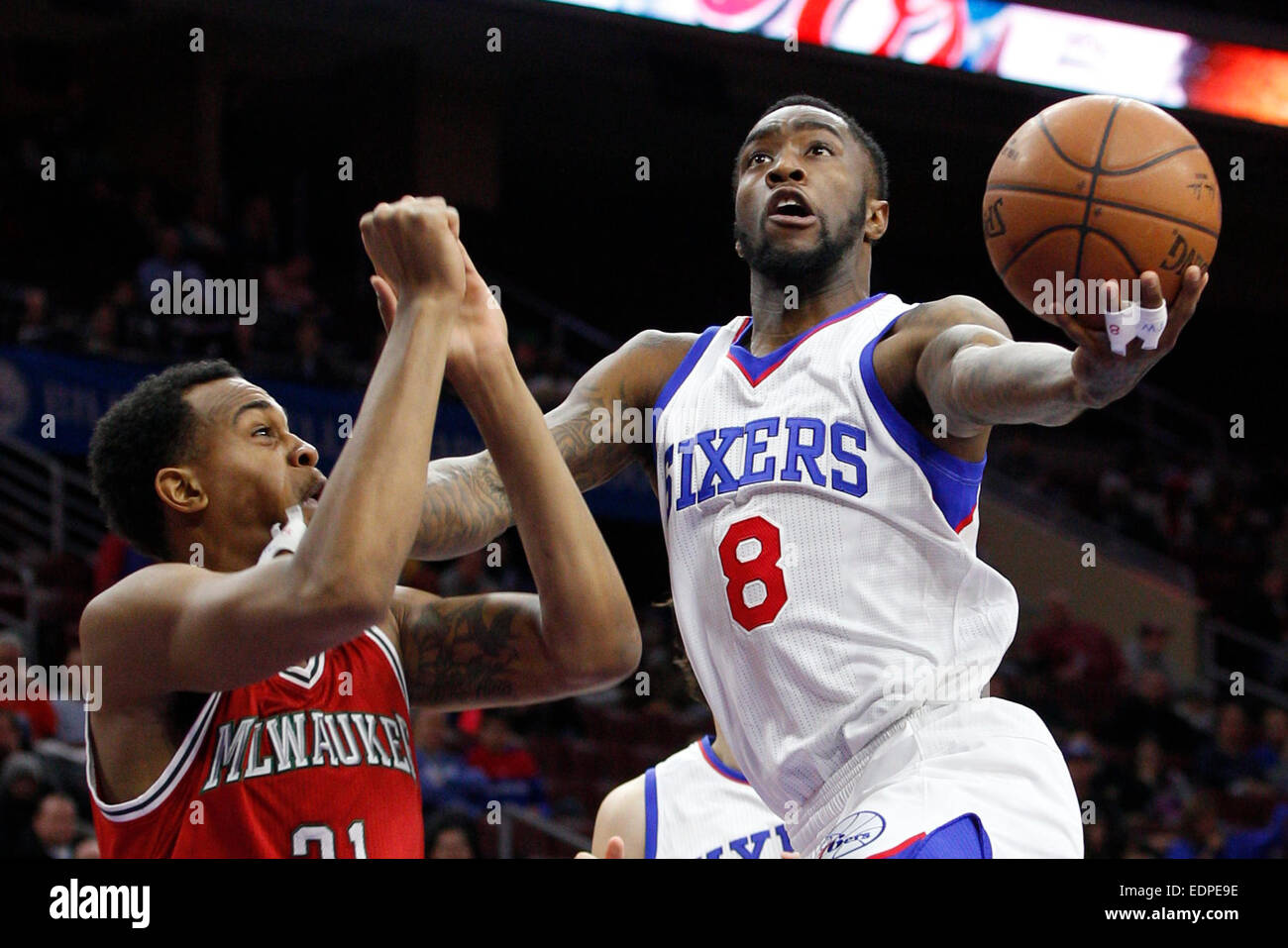 7 gennaio 2015: PHILADELPHIA 76ers guard Tony Wroten (8) va per il tiro come Milwaukee Bucks centro John Henson (31) difende durante il gioco NBA tra il Milwaukee Bucks e la Philadelphia 76ers presso la Wells Fargo Center di Philadelphia, Pennsylvania. Il Milwaukee Bucks ha vinto 97-77. Foto Stock