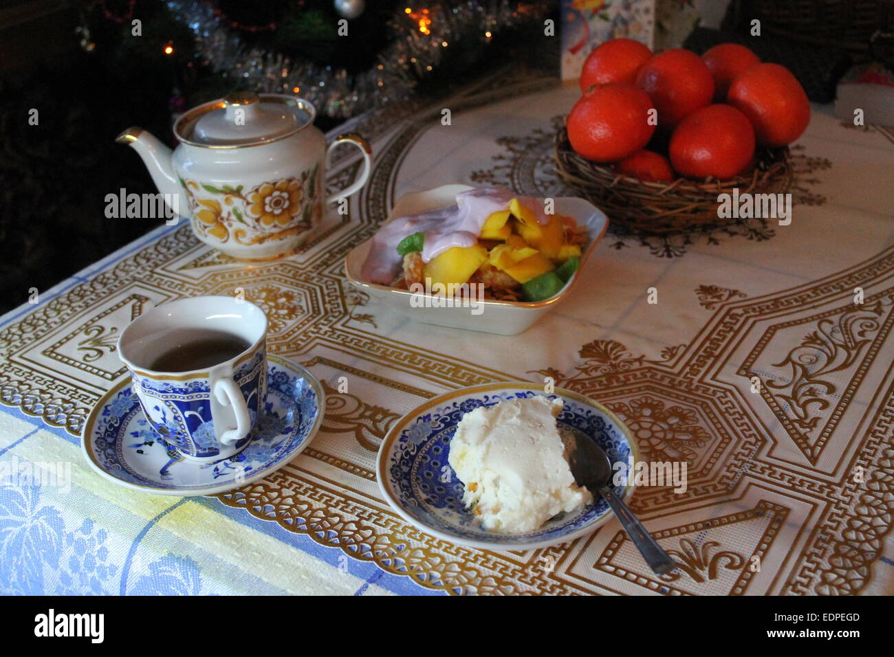 Una sana colazione leggera tè, insalata fresca da frutti dolci sotto yogurt scremato, mandarino e formaggio Foto Stock