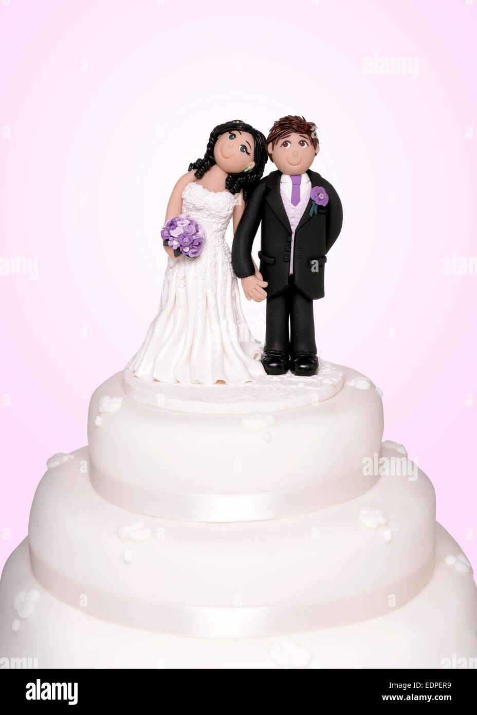 Un cake topper che mostra la sposa e lo sposo Foto Stock