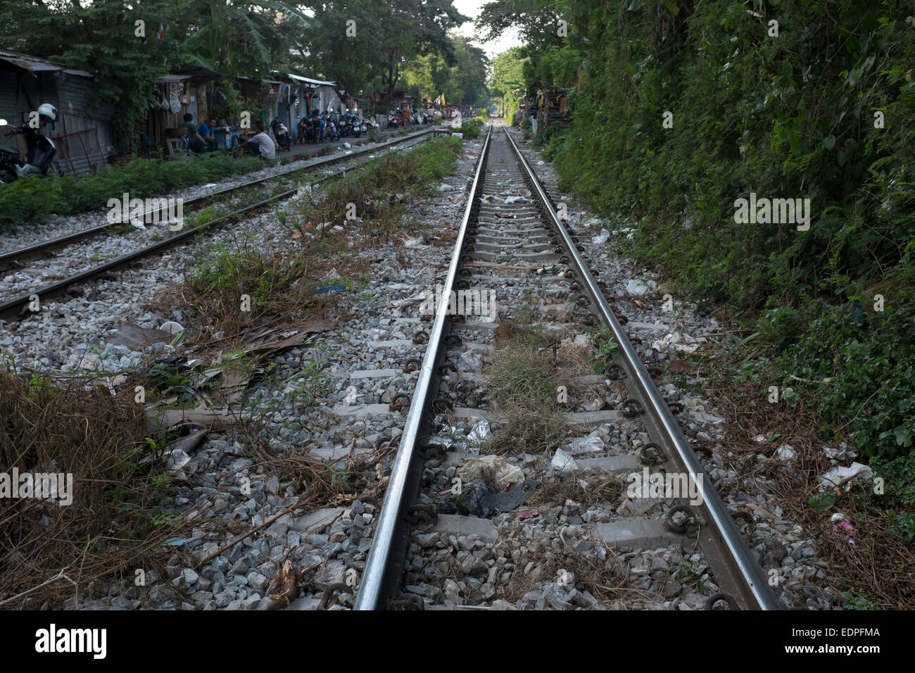 I binari ferroviari in esecuzione attraverso il centro cittadino di Bangkok Foto Stock