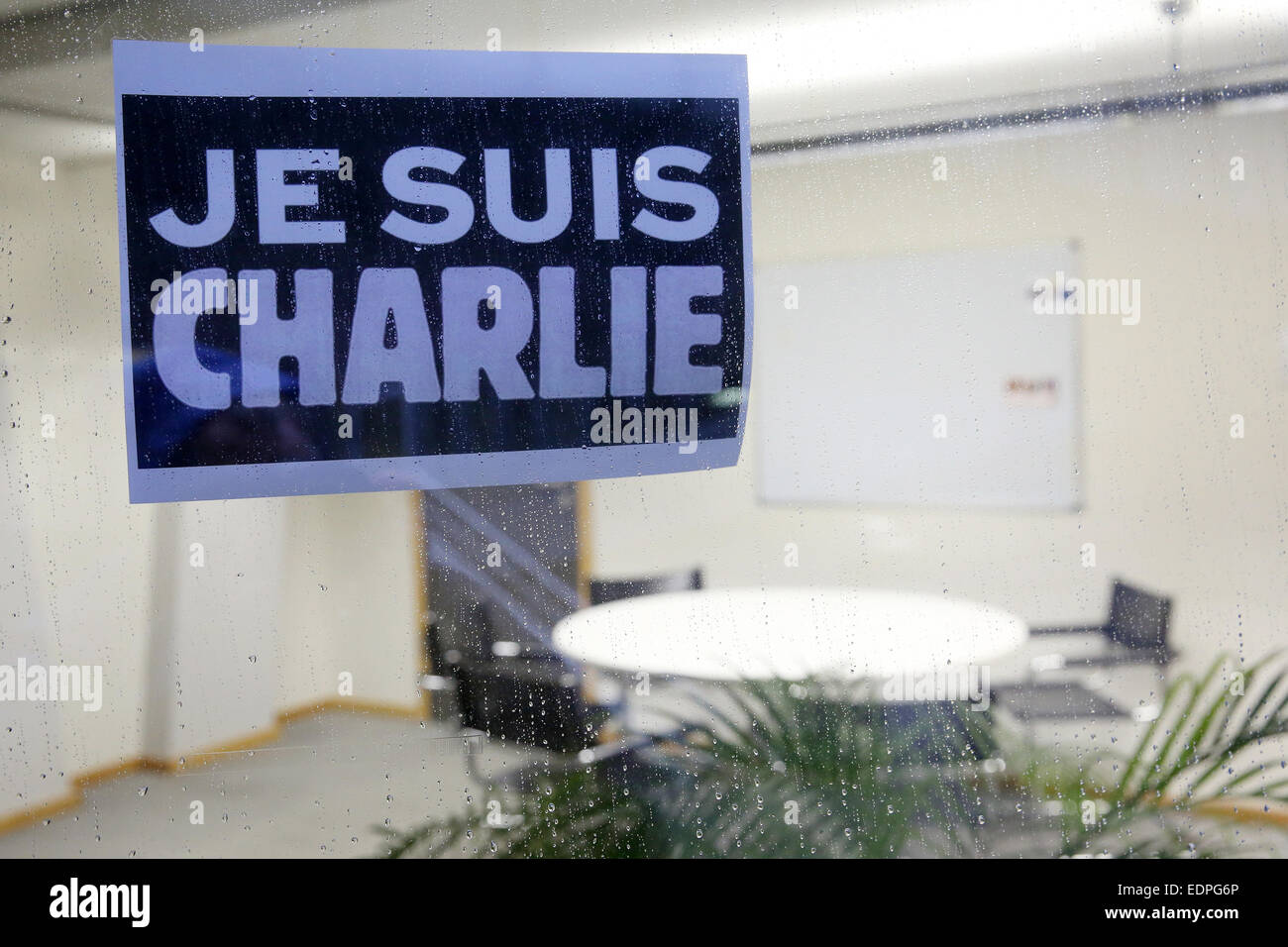 Ein Blatt mit der Aufschrift " Je suis Charlie' hängt am 08.01.2015 nach Terroranschlag dem a Parigi in einem Fenster des Verlagshauses Gruner Jahr in Amburgo. Foto: Bodo segna/dpa (c) dpa - Bildfunk Foto Stock
