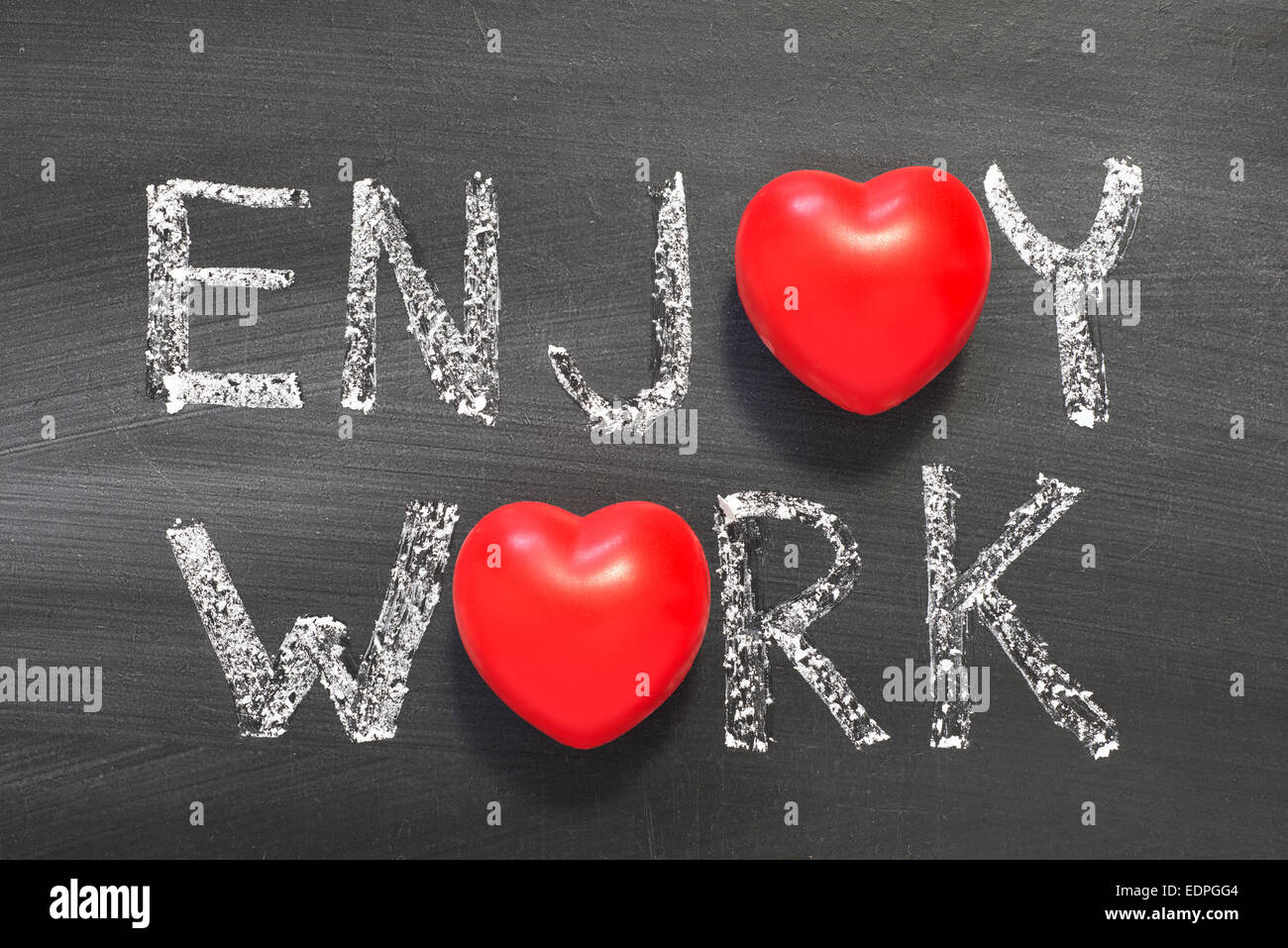 Godetevi il lavoro una frase scritta a mano sulla lavagna con il simbolo del cuore di invece di o Foto Stock