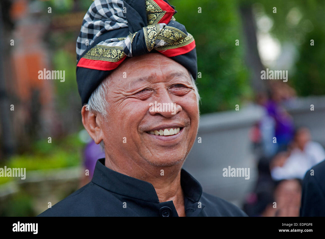 Uomo Balinese indossando il tradizionale udeng / udheng durante la cerimonia al Nyepi Day, Denpasar, Bali, Indonesia Foto Stock