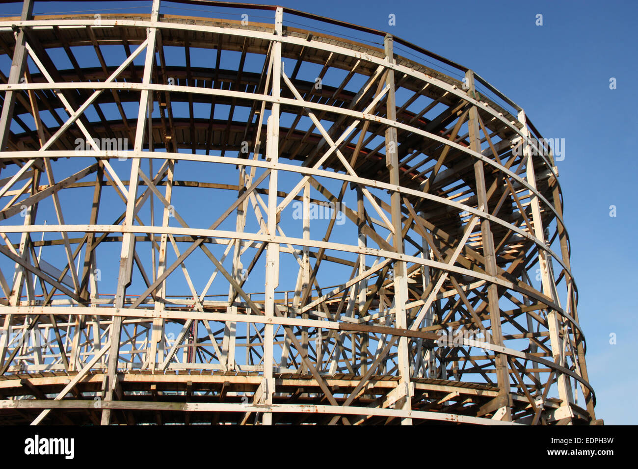 La struttura in legno di un grande Big Dipper Ride. Foto Stock