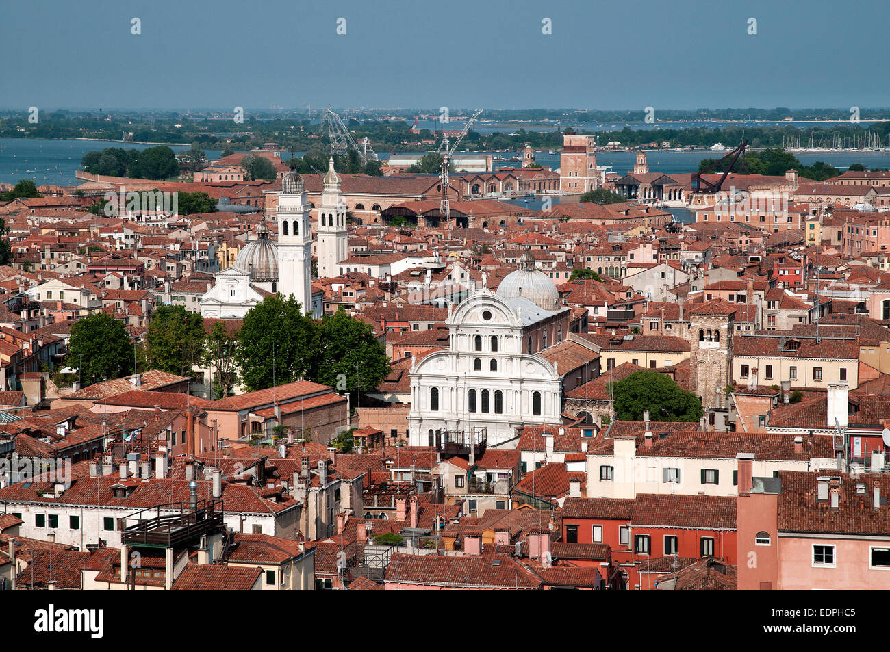 Vista guardando ad est da St Marks Campanile Venezia Italia con la Chiesa di San Zaccaria in centro alla sua sinistra la greco-ortodossa Chu Foto Stock