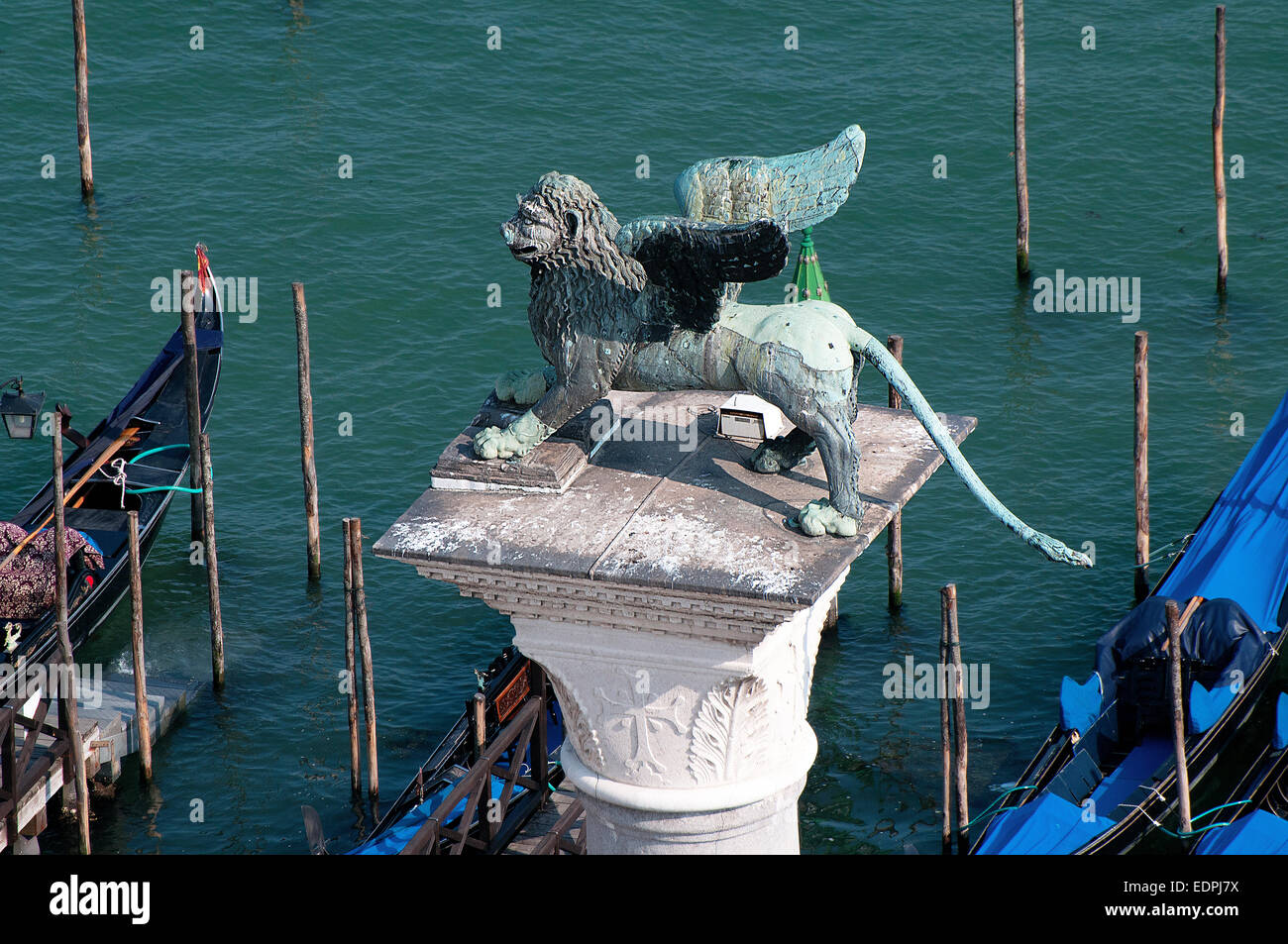 Statua di bronzo del leone alato simboleggia la San Marco Evangelista su colonna in piazzetta a Venezia che risale al 300 a.c. Foto Stock