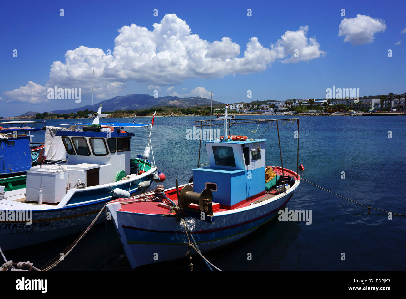Città Mastichari visto dal porto con barche da pesca, isola di Kos, Grecia Foto Stock