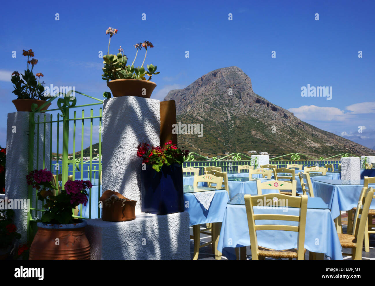 Restaurant Terrasse in Mirties, isola di Kalymnos con isola Telendos nella parte posteriore, Grecia Foto Stock