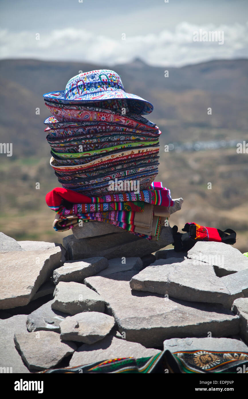 Pila di Collaguas cappelli e scialli sul muro di pietra nella valle di Colca, Perù. Foto Stock