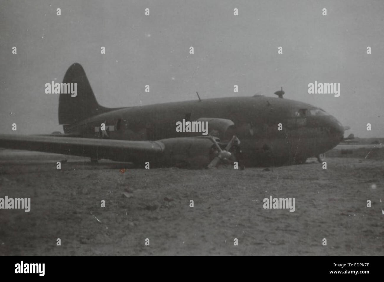 L'aereo AL-119 Stockton, un Curtiss C-46 Commando, fu utilizzato durante la seconda guerra mondiale per operazioni nel teatro Cina-Birmania-India (CBI). Noto per il suo design robusto, il C-46 giocò un ruolo chiave nel trasporto di truppe e rifornimenti, spesso in condizioni difficili. Questa immagine potrebbe riflettere uno degli atterraggi dell'aereo durante la guerra. Foto Stock