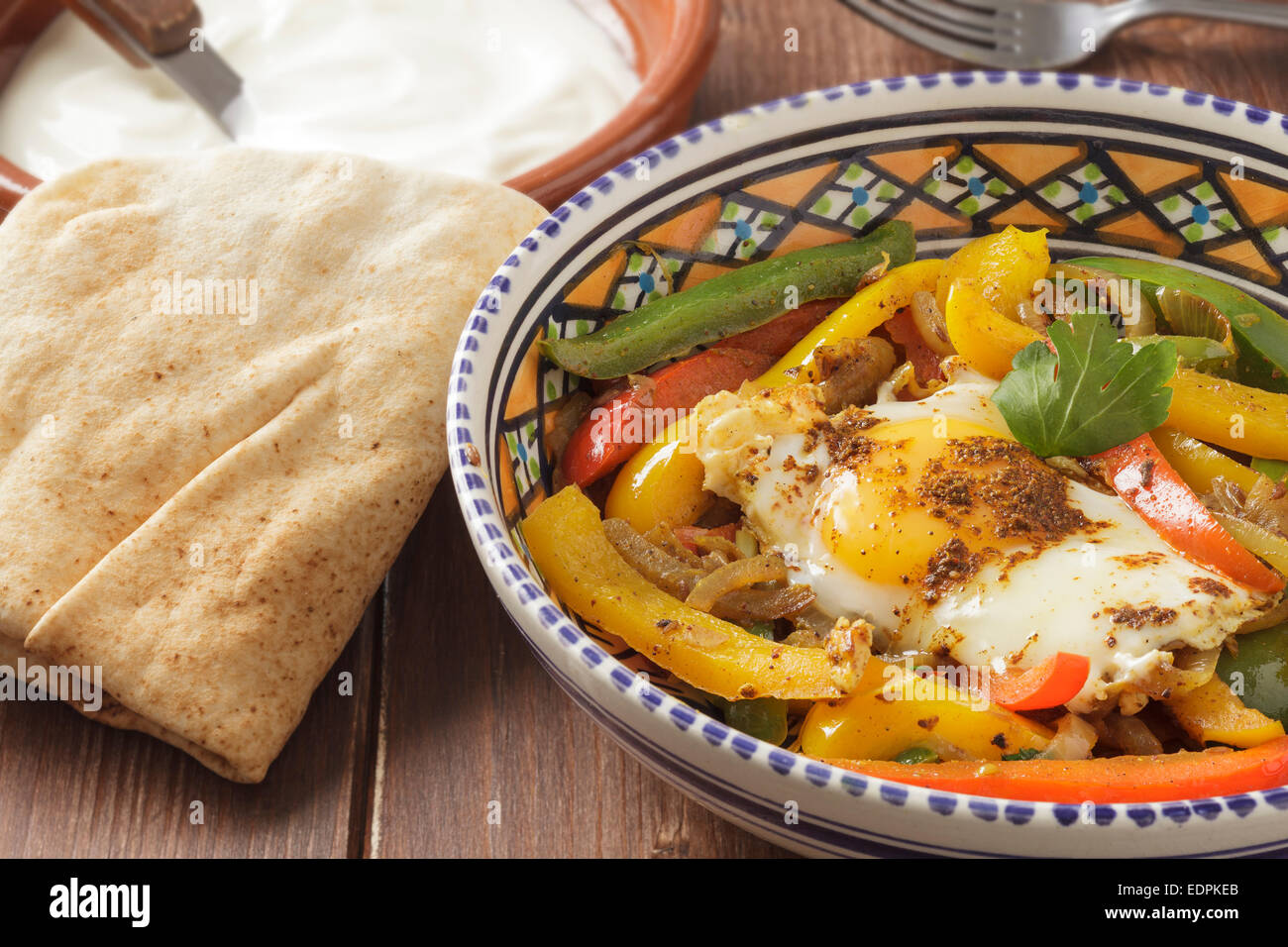 Marocchino Peperoni Conditi con uovo e Ras el hanout Foto Stock