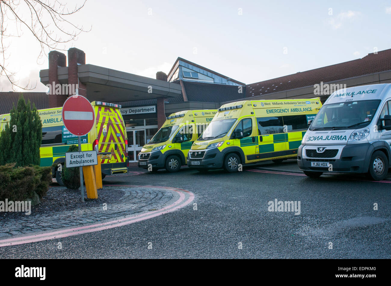 NHS ambulanze al di fuori del dipartimento di emergenza, OSPEDALE Manor Regno Unito Foto Stock