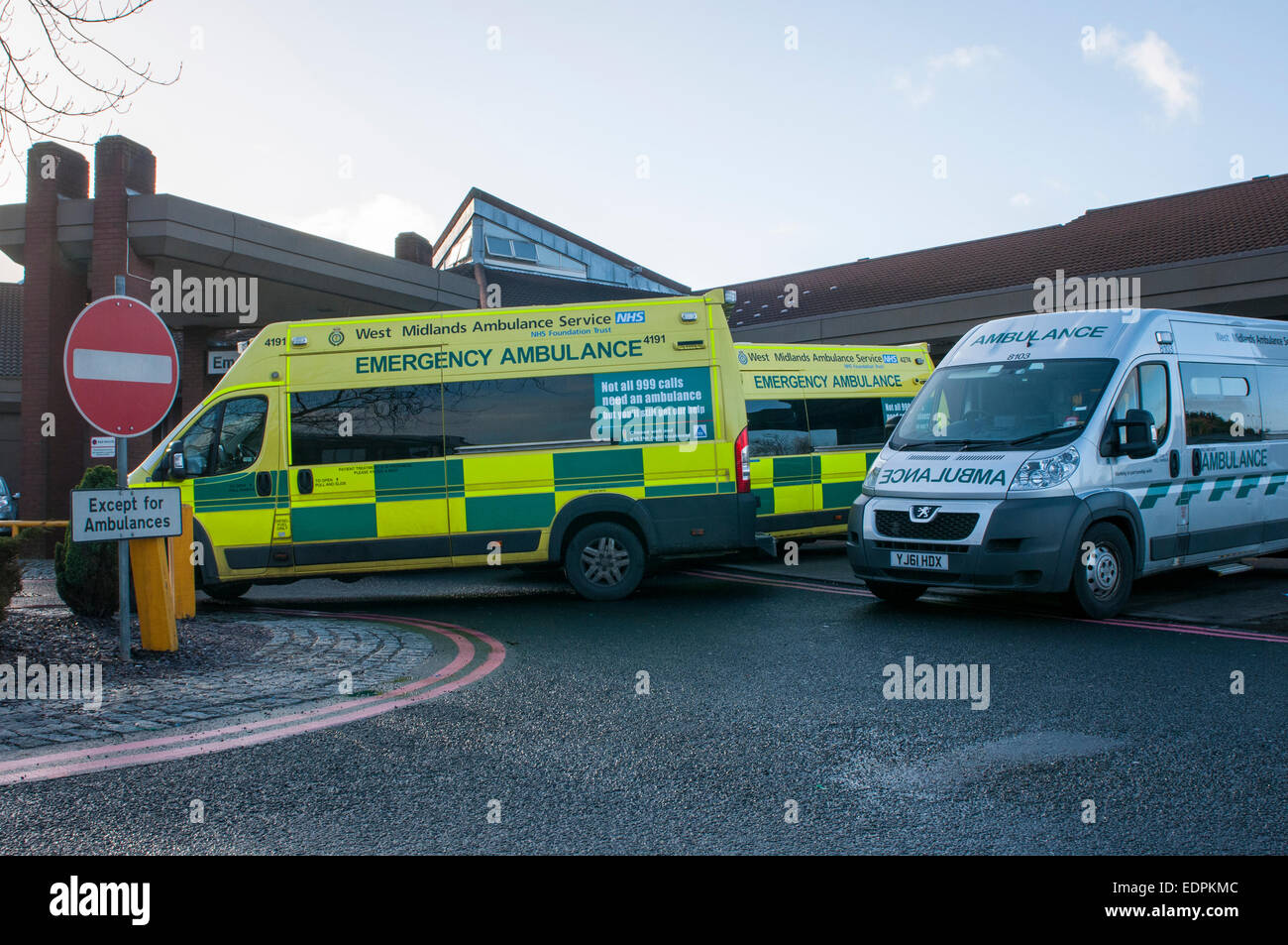 NHS ambulanze al di fuori del dipartimento di emergenza, OSPEDALE Manor Regno Unito Foto Stock