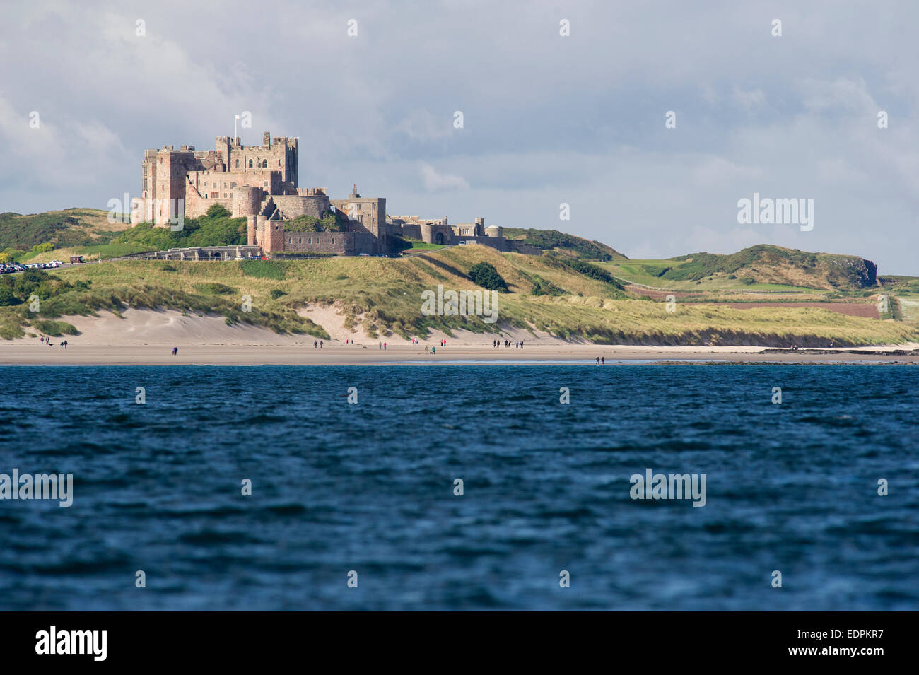 Una vista da farne Islands guardando indietro al litorale con la spiaggia e il castello di Bamburgh in Northumberland Foto Stock