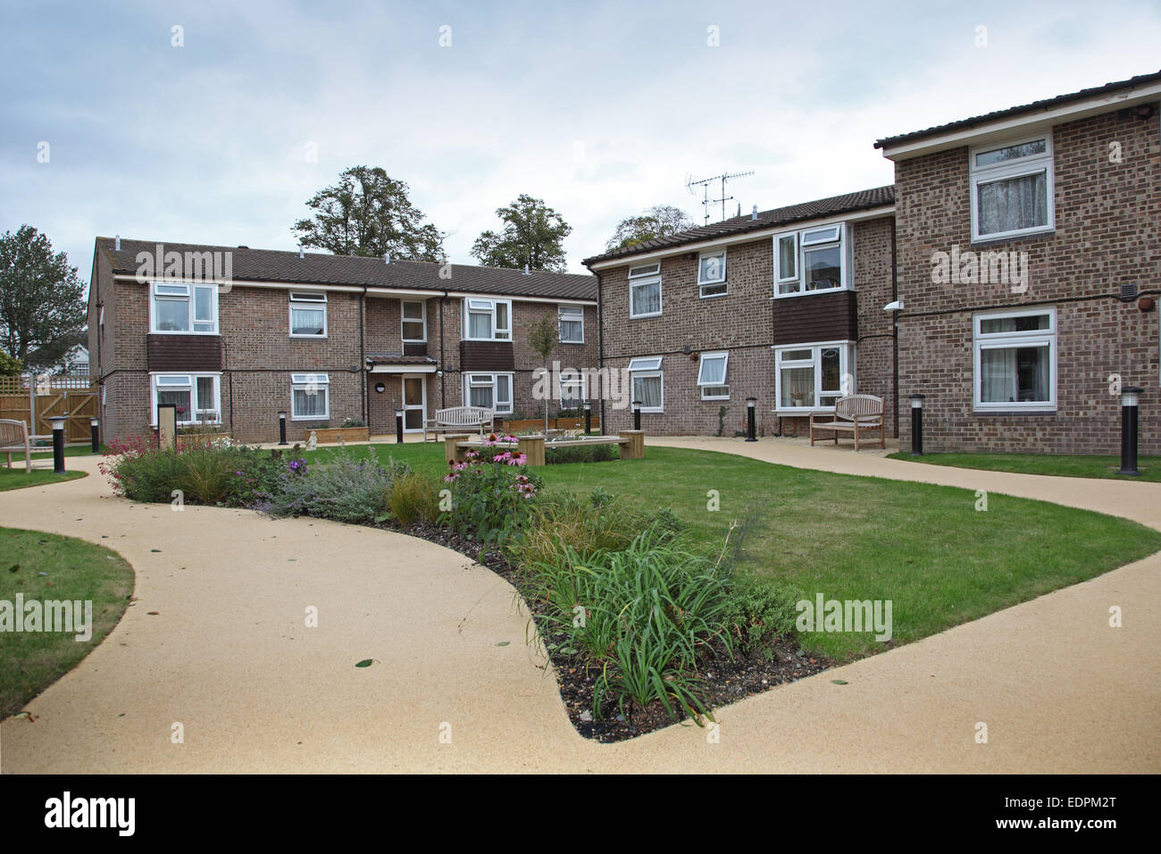 Giardino residenti in una moderna casa di cura per anziani a Southampton, Inghilterra. Progettato per un facile accesso per la sedia a rotelle. Foto Stock