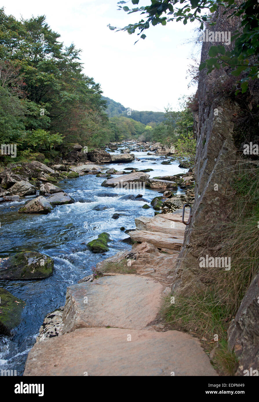 Il percorso di pescatori lungo il fiume Glaslyn nel Aberglaslyn passano in prossimità Beddgelert, Galles del Nord, Regno Unito Foto Stock