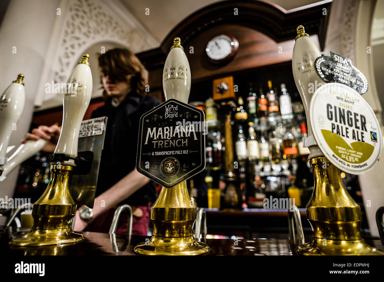Un barman tira una pinta al York tocca Bistro, York, Regno Unito. Foto Stock
