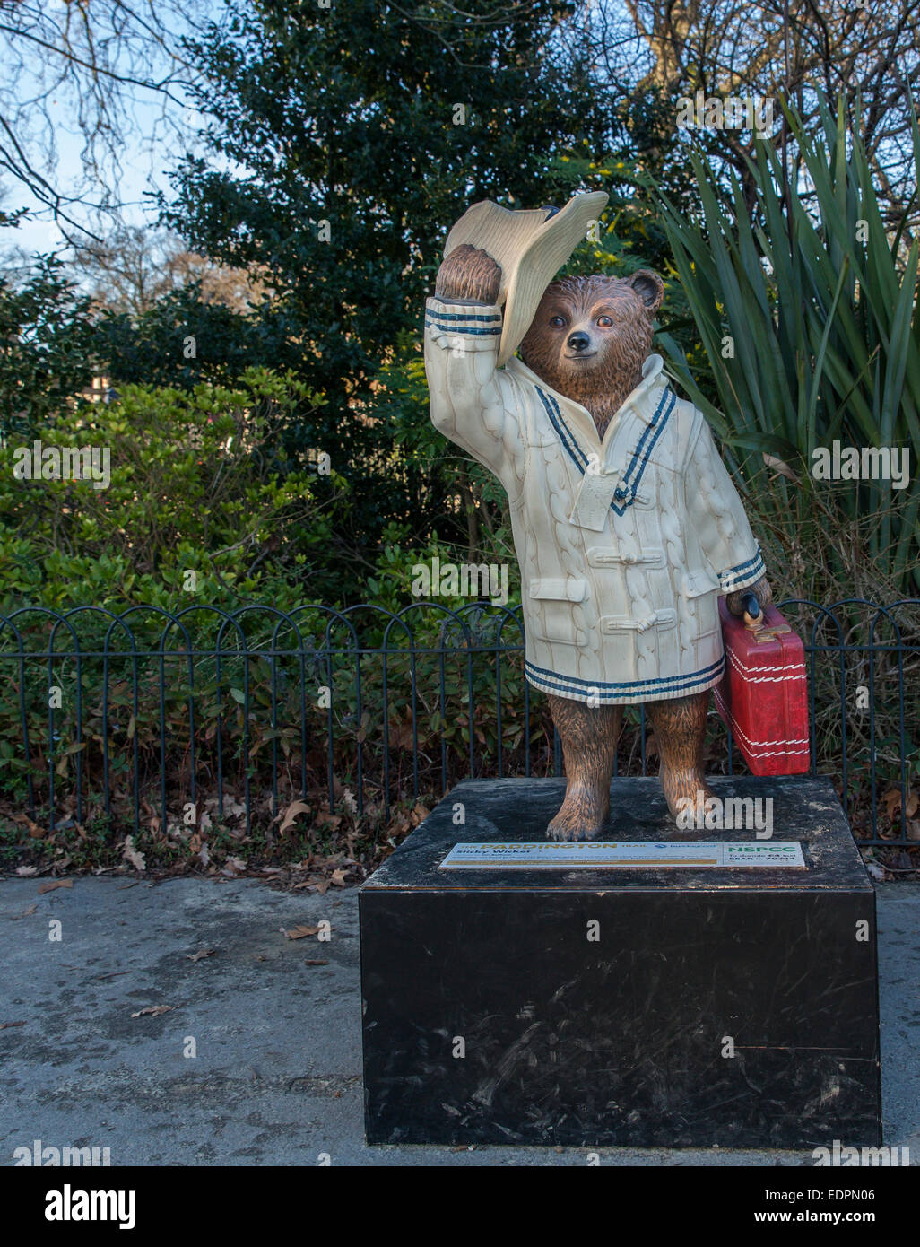 Paddington Bear statua denominata Wicket appiccicoso e vestito come un giocatore di cricket in asta per raccogliere fondi per la NSPCC Foto Stock