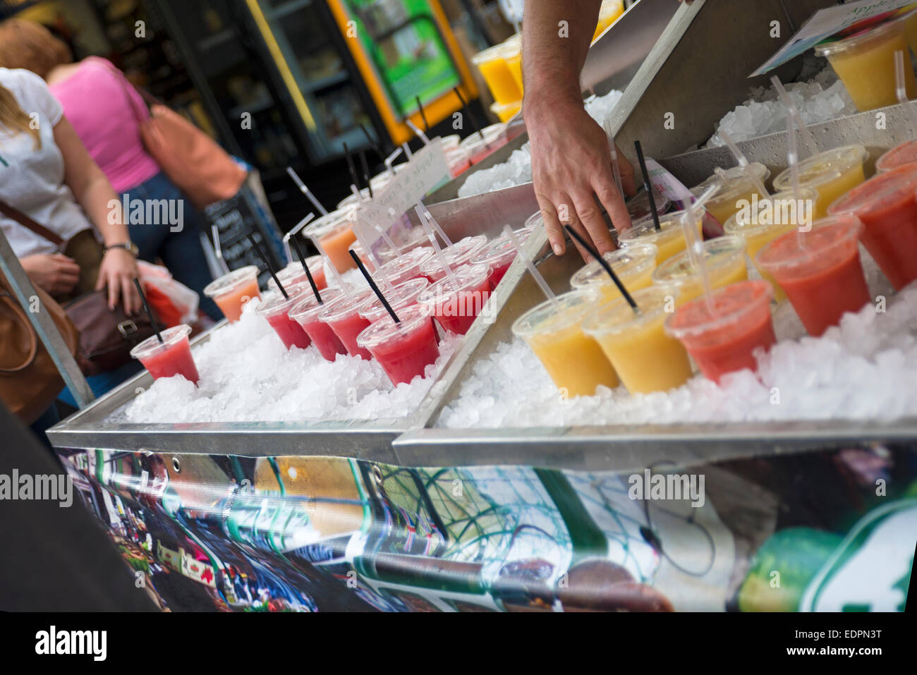 Succo di frutta su ghiaccio vengano venduti al mercato alimentare Foto Stock