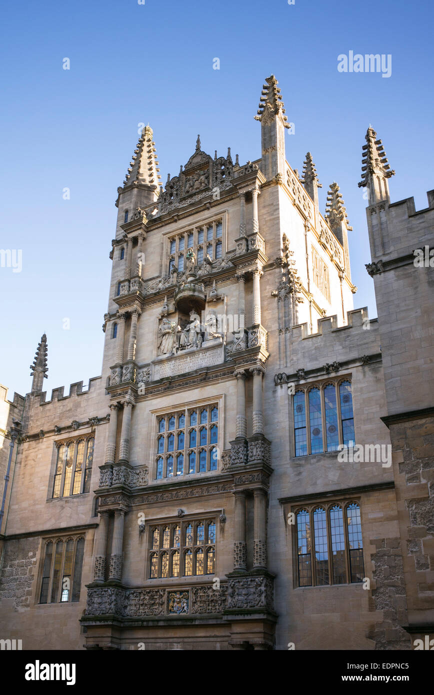 Edilizia Architettura sculture e guglie nelle scuole un quadrangolo biblioteca Bodleian, Oxford Inghilterra Foto Stock