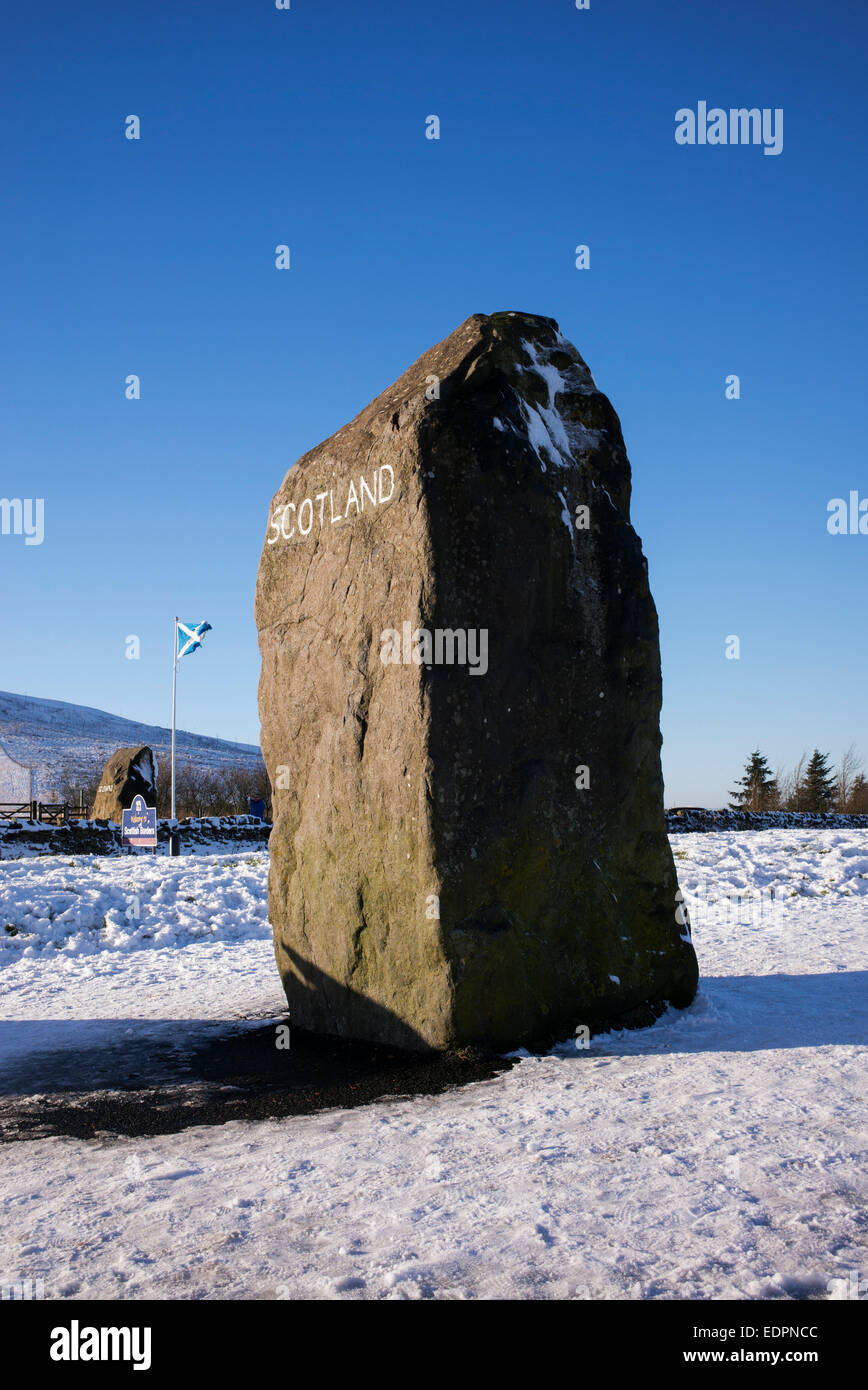 Scozia pietra di confine in inverno la neve. Northumberland / Scottish Borders, Scozia Foto Stock