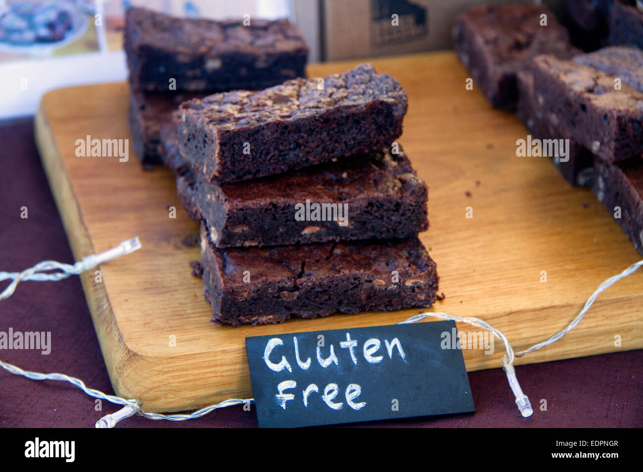 Senza glutine fatto a mano torte al cioccolato, Jimmy's Farm, Ipswich, Suffolk, Regno Unito Foto Stock
