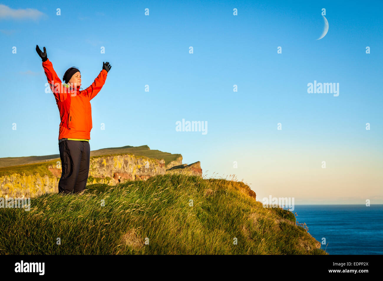 Un turista è ammirando una vista da scogliere Latrabjarg in Wesfjords, Islanda Foto Stock