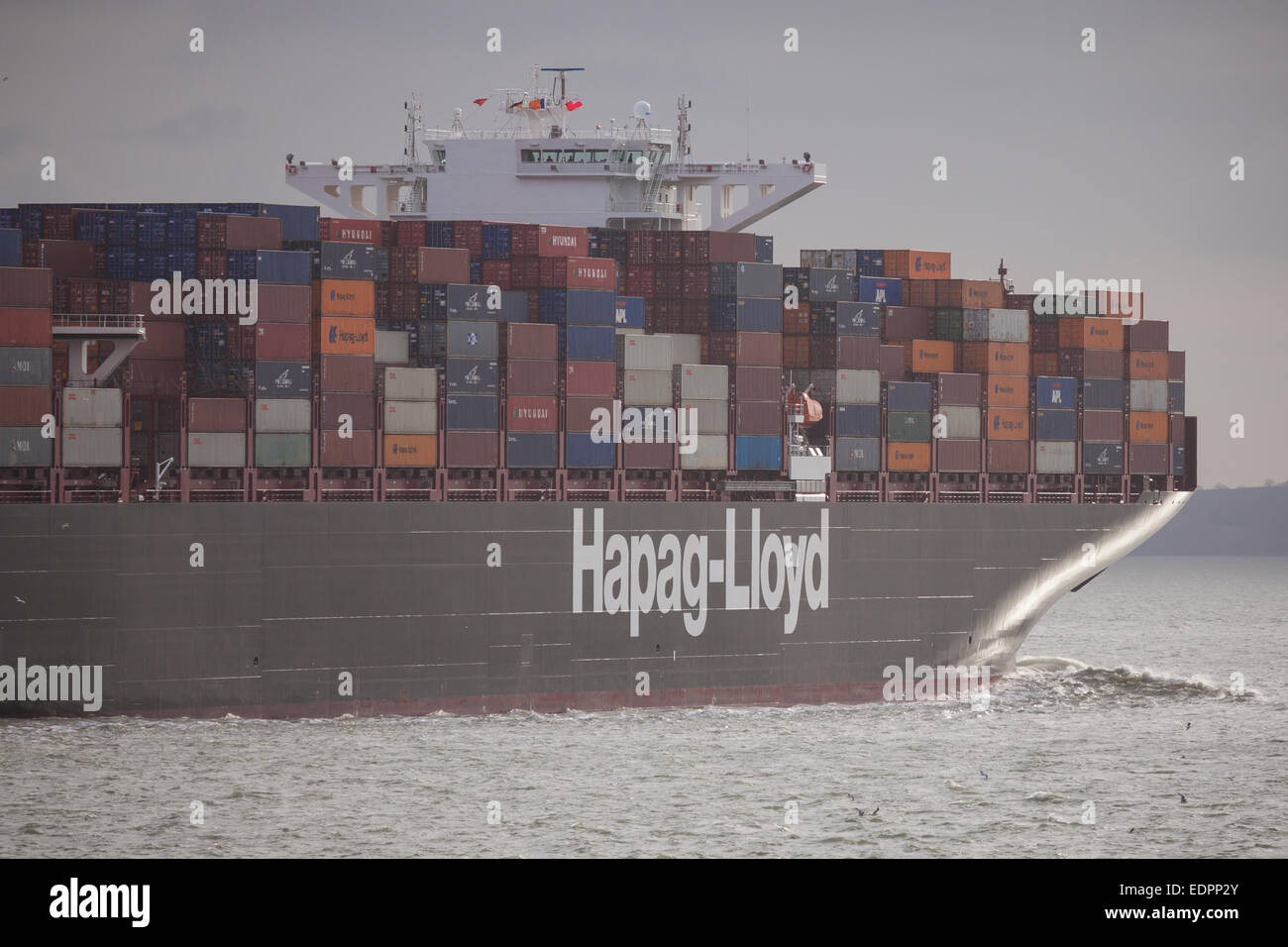 Il Hapag-Lloyds nave cargo, Essen Express in partenza Southampton. Foto Stock