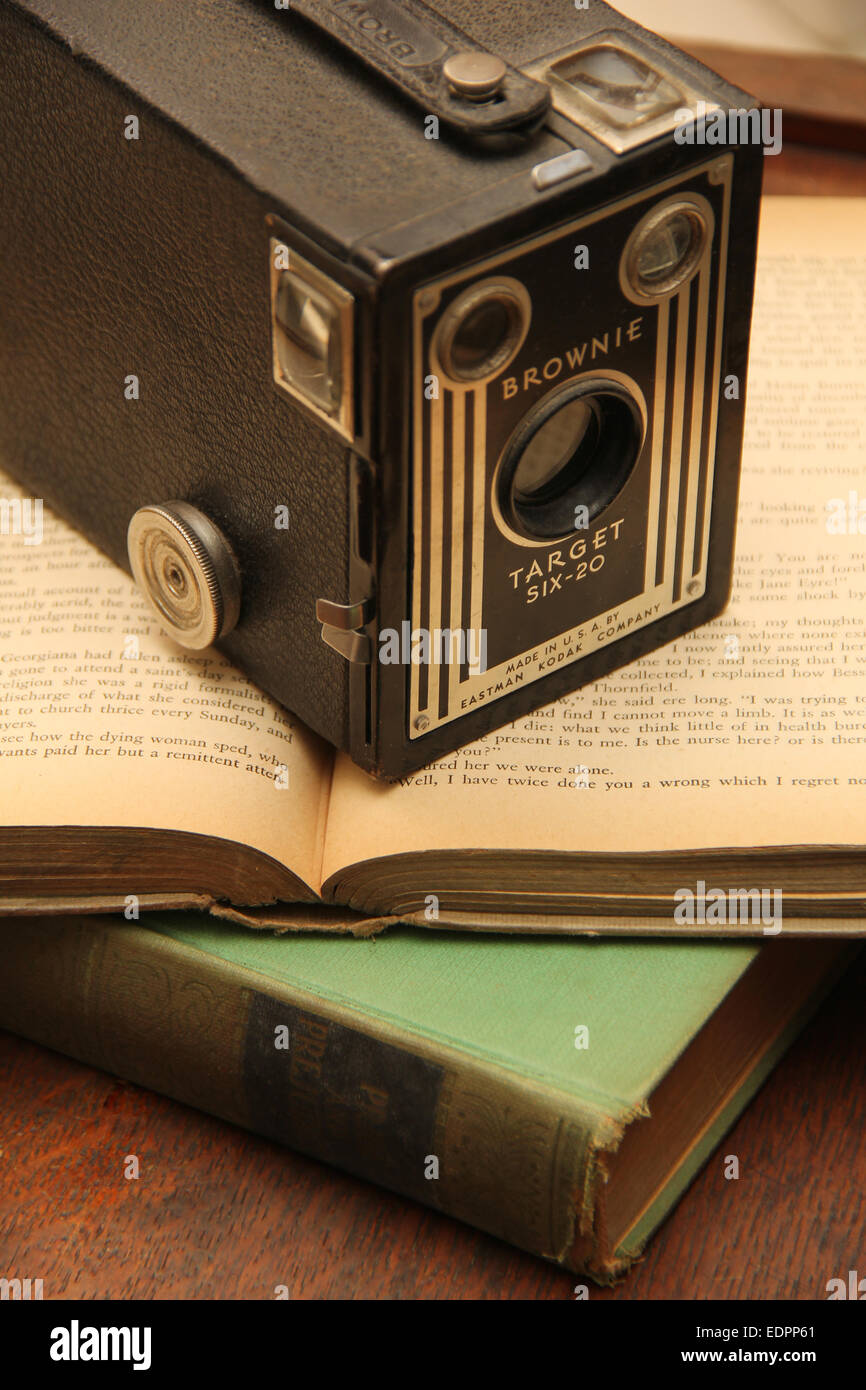 Antique fotocamera su una pila di libri antichi. Foto Stock