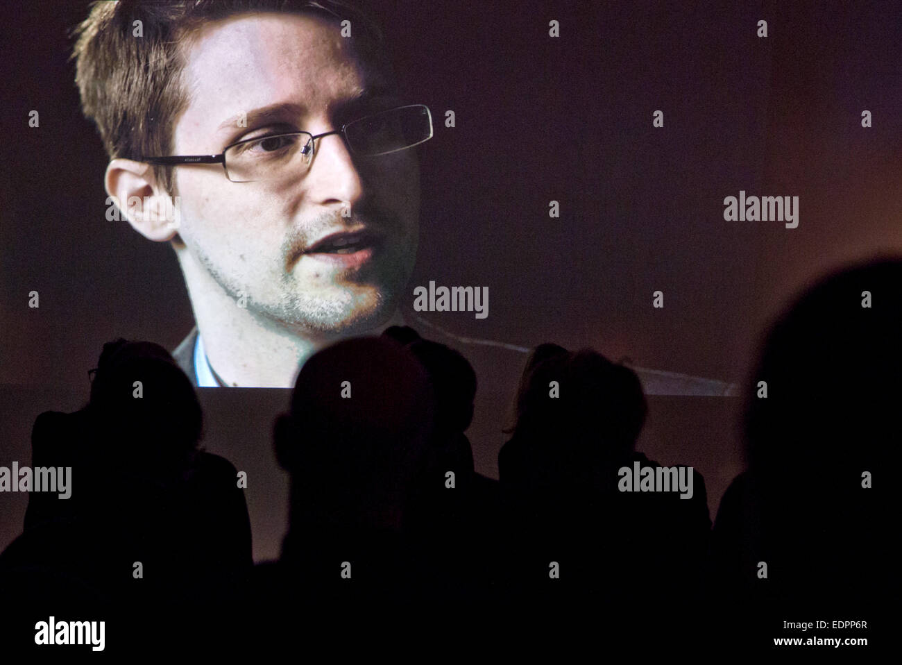 Amburgo, Germania. 8 Gen, 2015. () Un video-mostra ancora Edward Snowden alla presentazione dell'NDR (Tedesco del Nord la radiodiffusione pubblica) documentario "chlachtfeld Internet - Wenn das Netz zur Waffe wird' (Battlefield Internet - Quando la rete si trasforma in un'arma) ad Amburgo, Germania, 8 gennaio 2015. Foto: CHRISTIAN CHARISIUS/dpa/Alamy Live News Foto Stock
