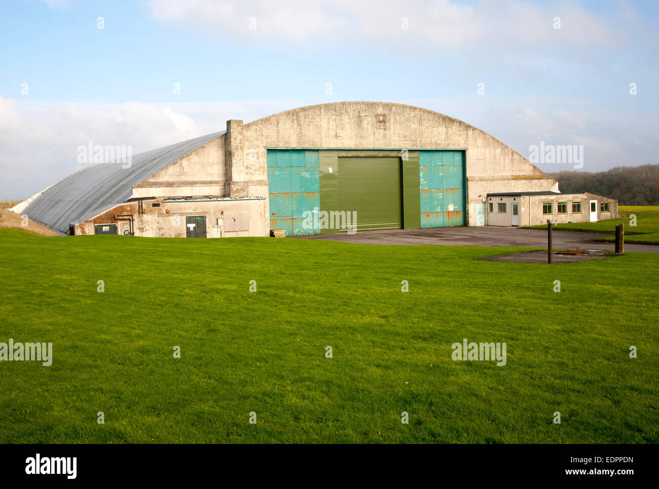 Aeromobile hangar ex RAF Wroughton sito, vicino a Swindon, Wiltshire, Inghilterra, Regno Unito utilizzata come un impianto di stoccaggio Foto Stock