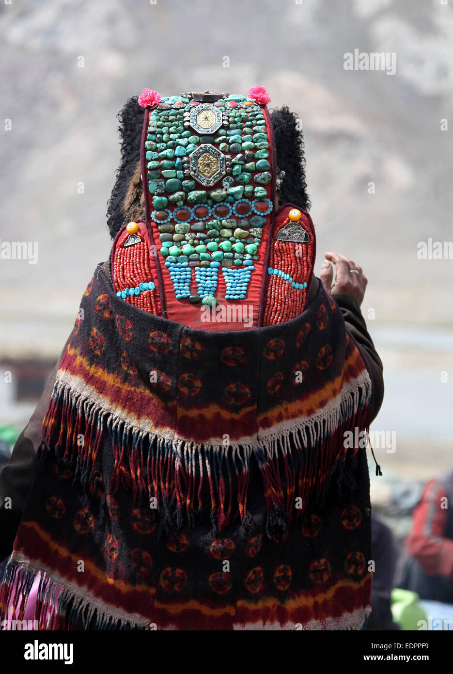 Donna locale indossando un Perak in remoto villaggio himalayana di Rangdum che è nella valle Suru regione del Ladakh Foto Stock