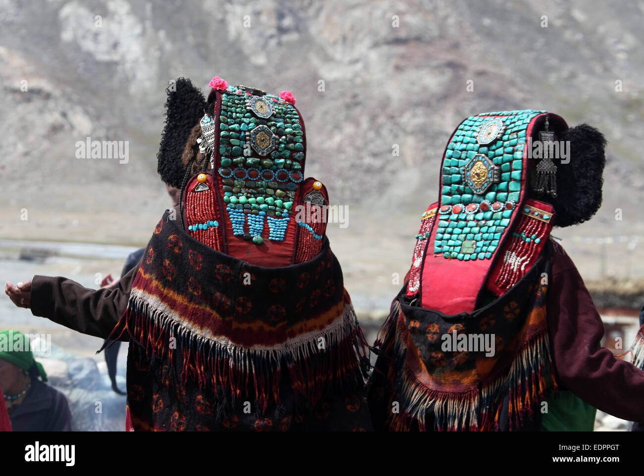 Donne locali indossando Peraks nel remoto villaggio himalayana di Rangdum che è nella valle Suru regione del Ladakh Foto Stock