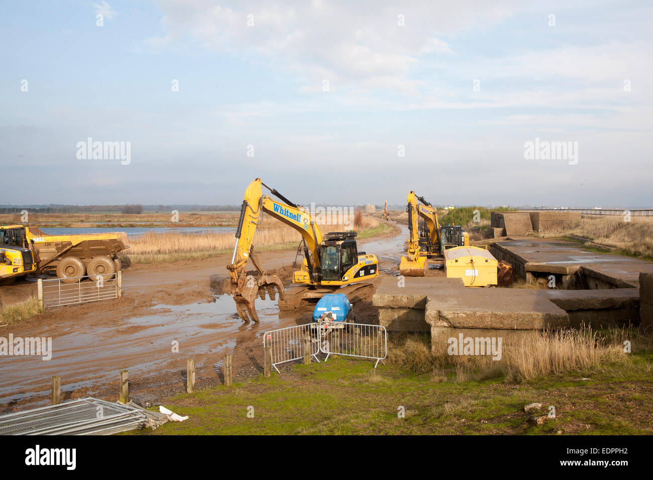 Pesanti macchinari utilizzati per costruire le difese costiere contro una rapida erosione a Oriente Lane, Bawdsey, Suffolk, Inghilterra, Regno Unito Foto Stock