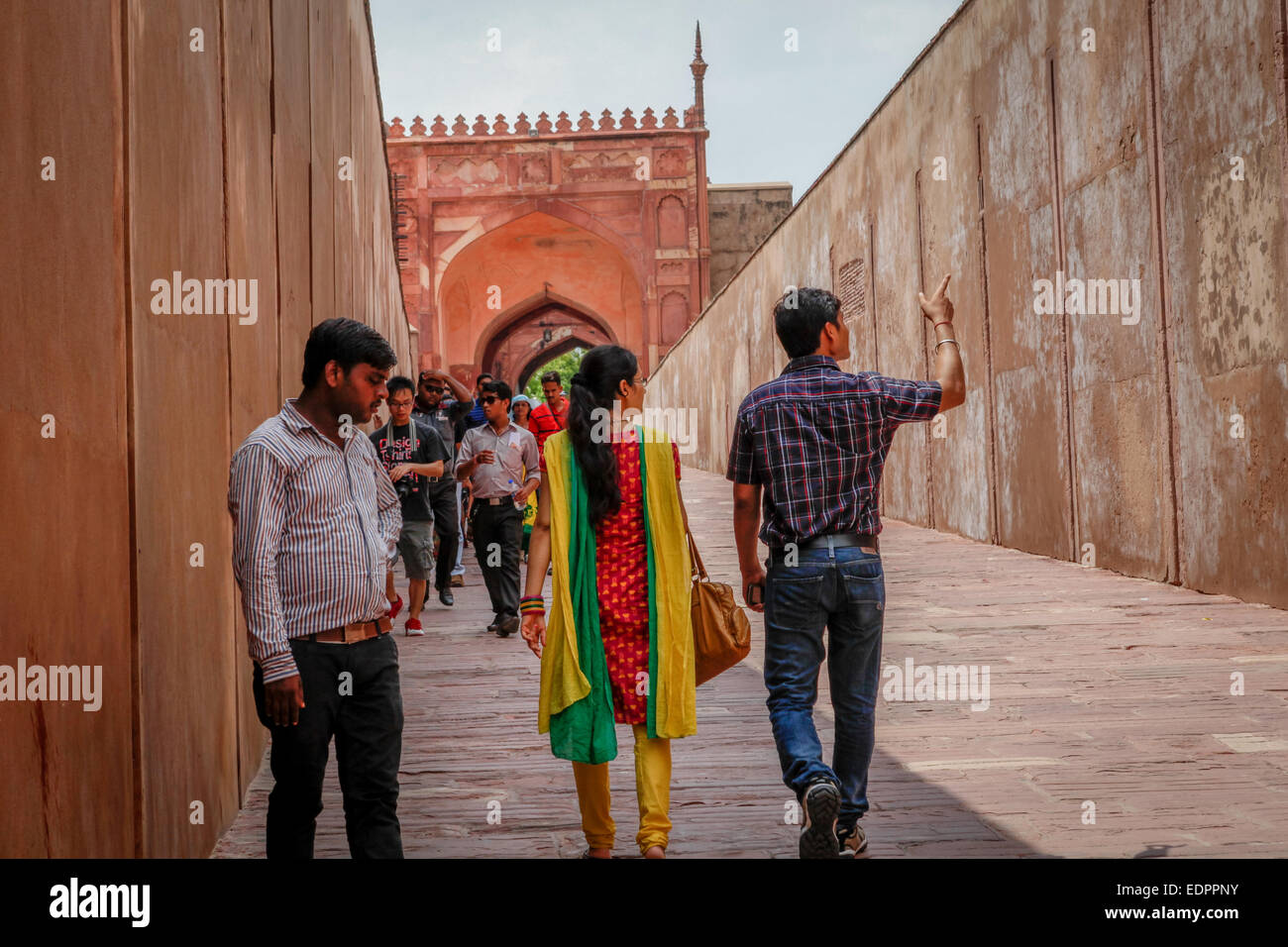 Indian coppia giovane passando attraverso Agra Fort gate tunnel. Foto Stock