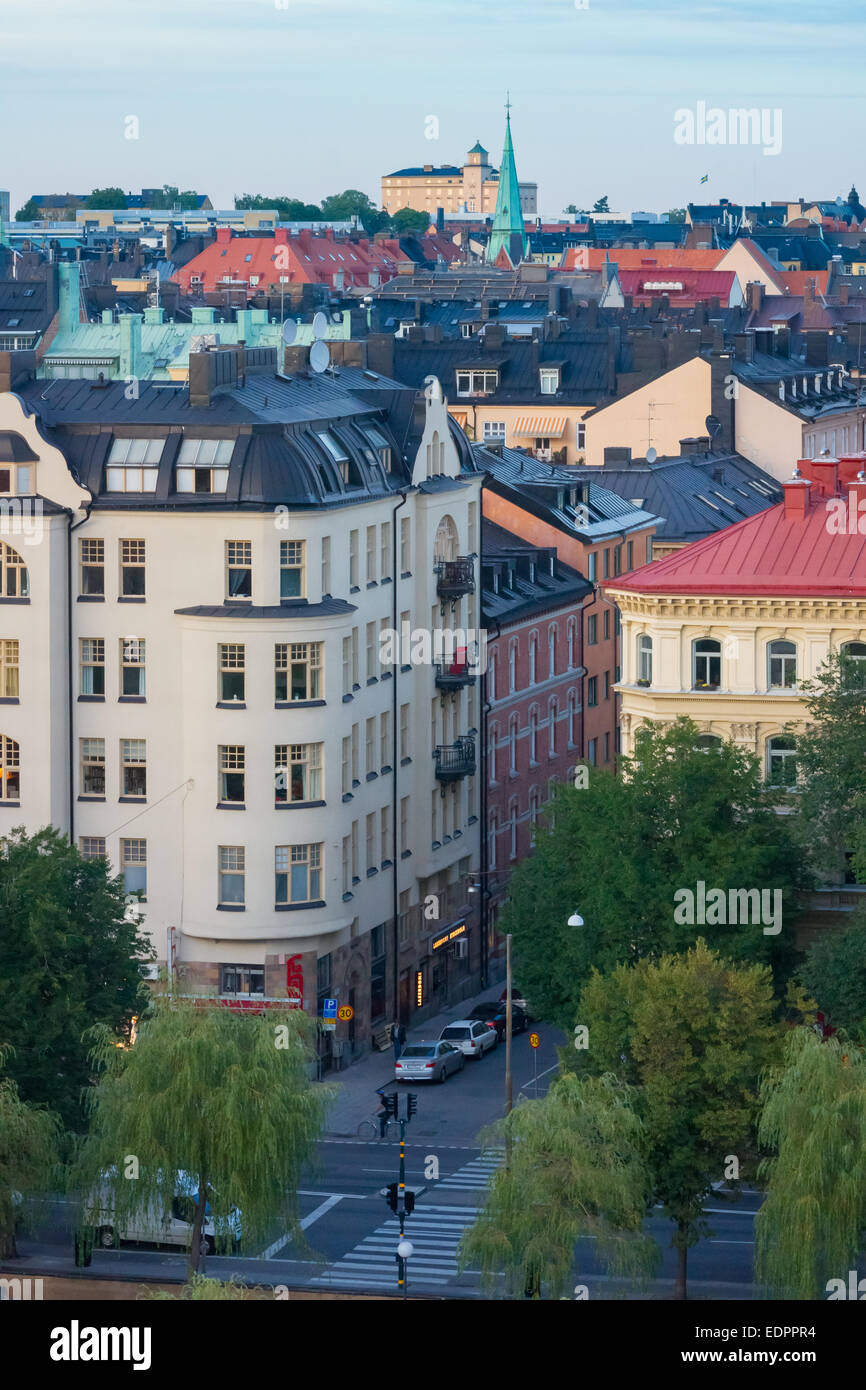 Vista di edifici su Sveavägen e Markvardsgatan da Observatorielunden,un parco nel quartiere di Vasastaden di Stoccolma, Svezia Foto Stock