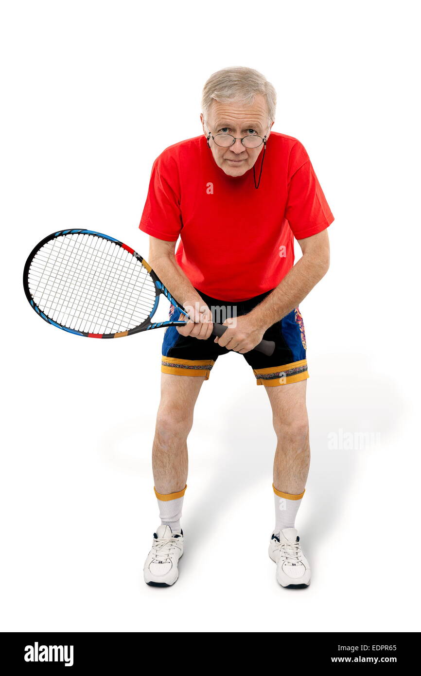 Uomo attivo in attesa con la racchetta da tennis in mano. Foto Stock