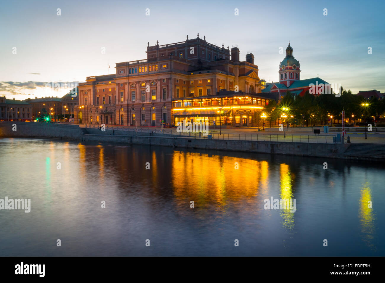 Vista serale della Royal Opera House con riflessi in Stockholms ström, Stoccolma, Svezia Foto Stock