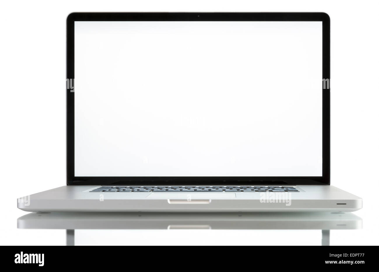 Computer portatile con la schermata bianca vuota. Isolato su sfondo bianco Foto Stock