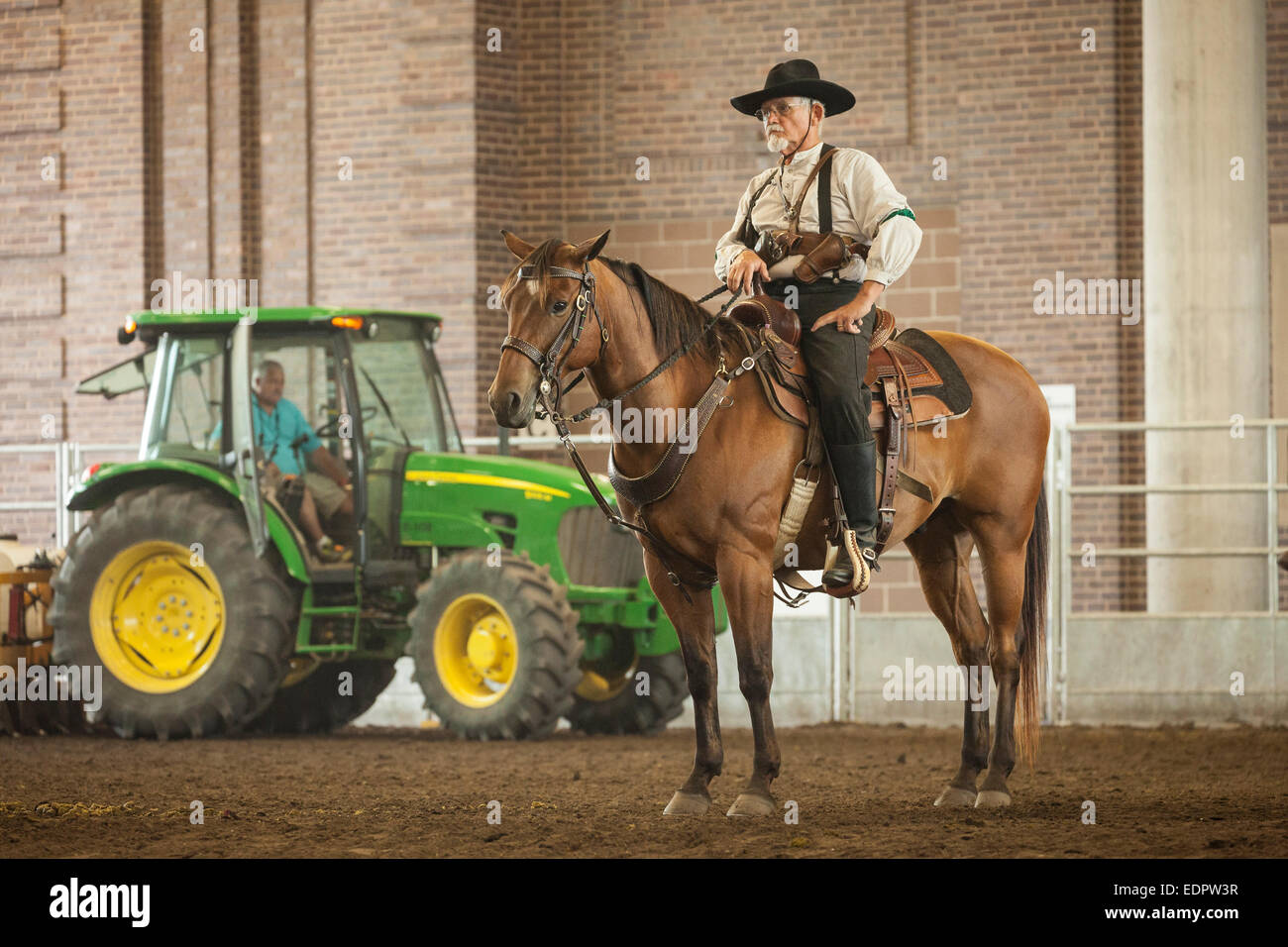 Uomo anziano in attesa di competere a Cowboy montato concorso di ripresa. Iowa State Fair, Des Moines. Foto Stock