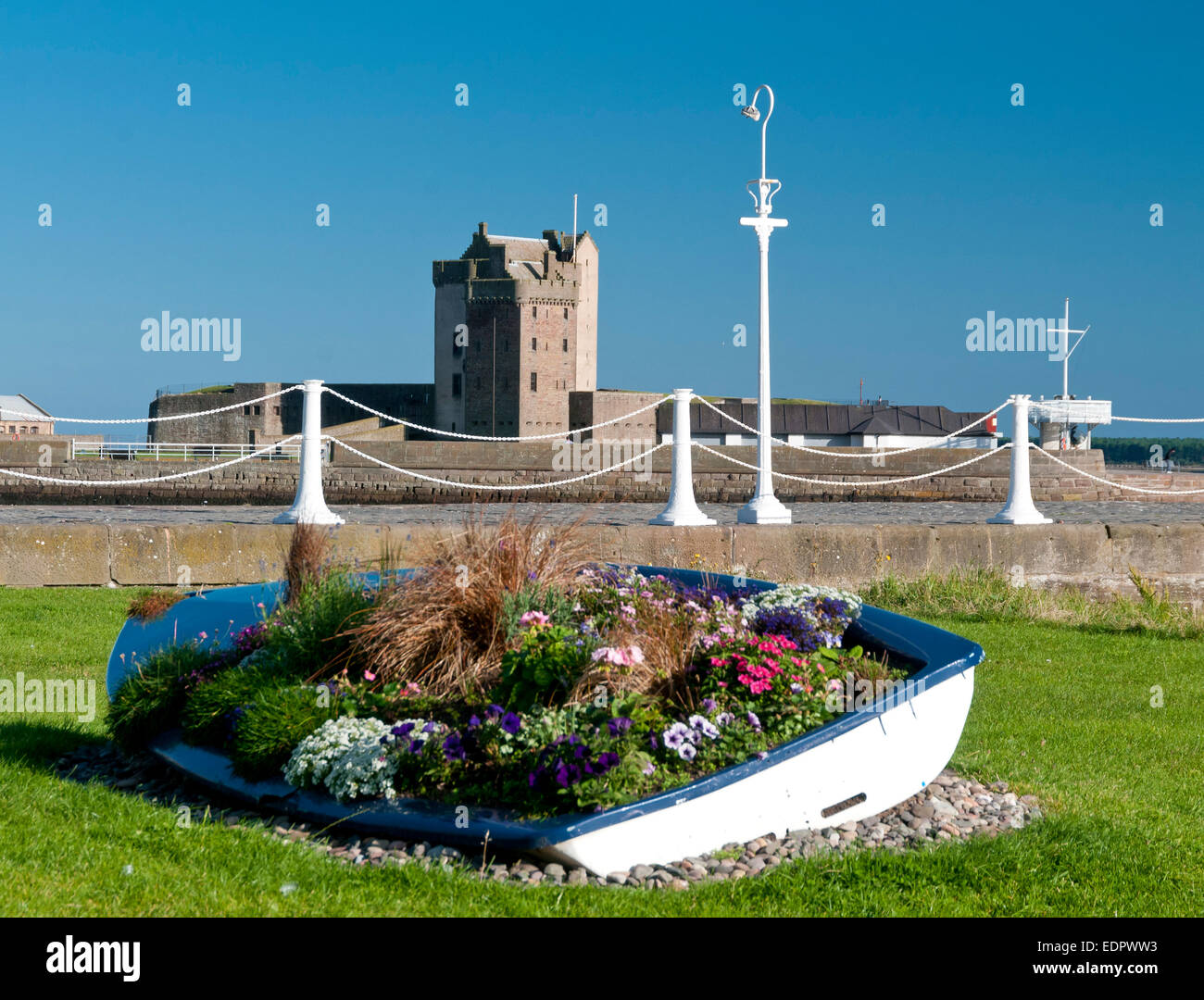 Broughty ferry castello storico di attrazione dinghy letto floreale Foto Stock