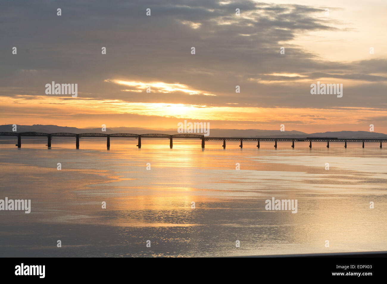 Tay rail bridge river golden sunset estuario dundee Foto Stock