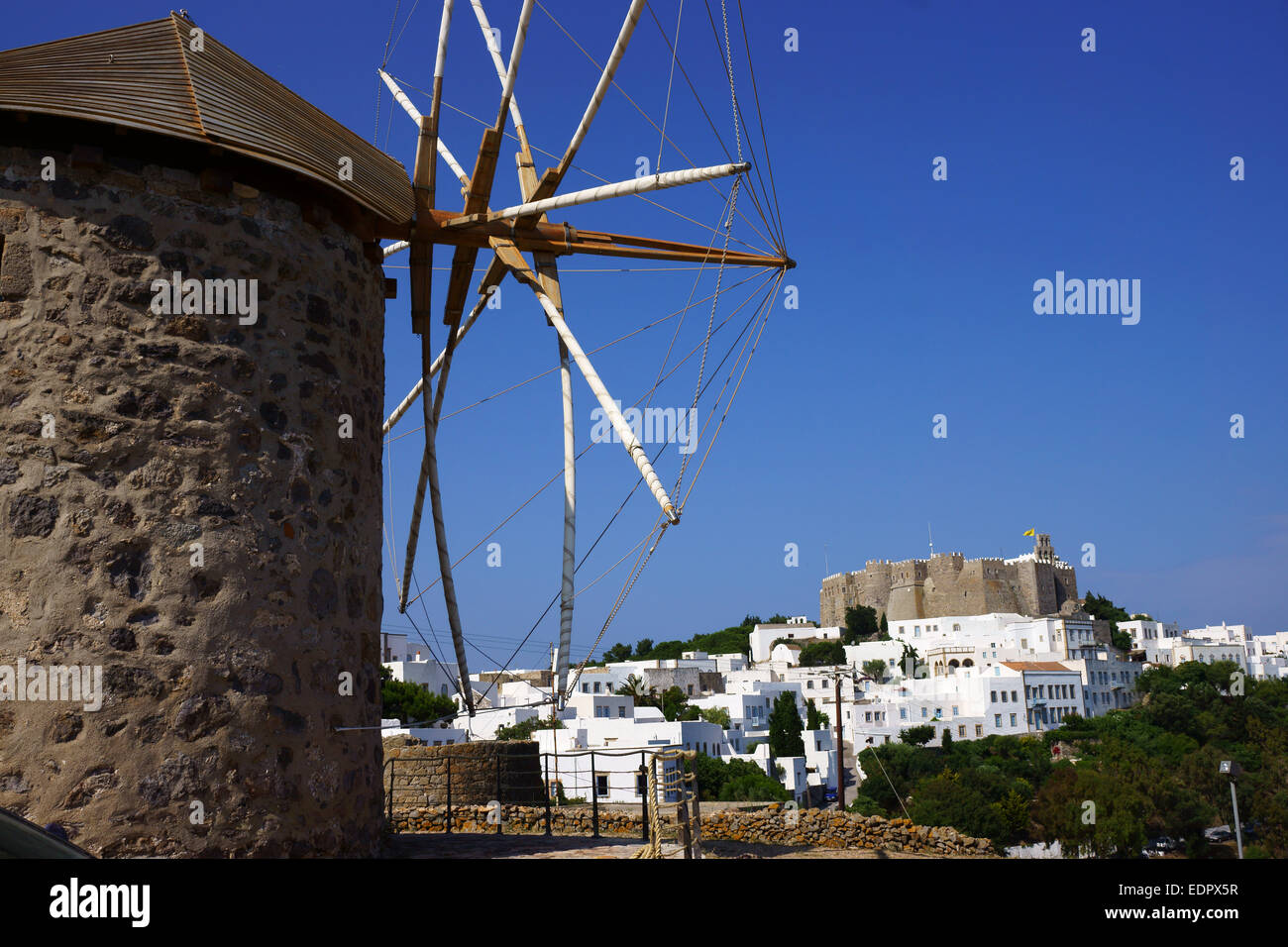 Mulino a vento, la cittadina di Chora e Johannes Monastero, Isola atmos, Grecia Foto Stock