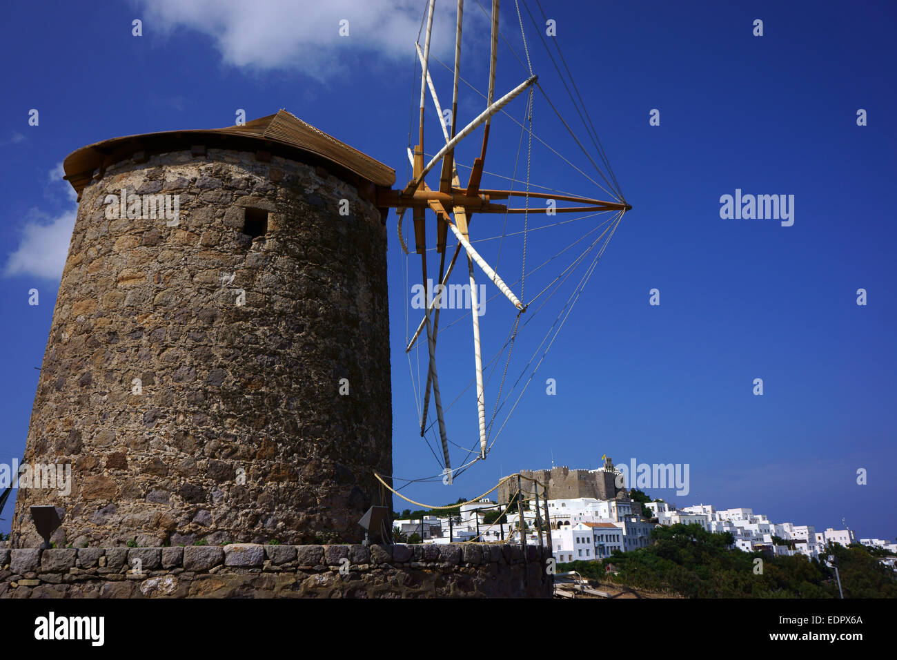 Mulino a vento, la cittadina di Chora e Johannes Monastero, isola di Patmos, Grecia Foto Stock