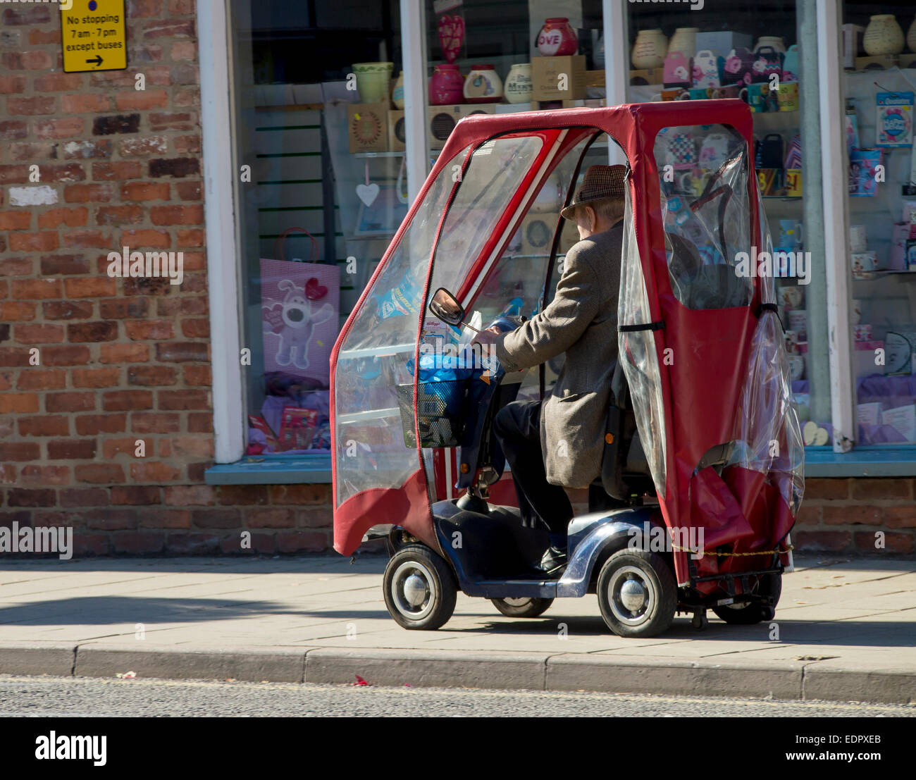 Titolare di pensione o di rendita su una mobilità scooter louth uk aug 2014 Foto Stock