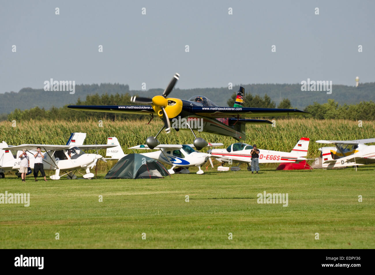 Aria di acrobazia aerea gara del pilota Matthias Dolderer terre il suo bordo 540 nella sua casa airfield in Tannheim, Germania Foto Stock