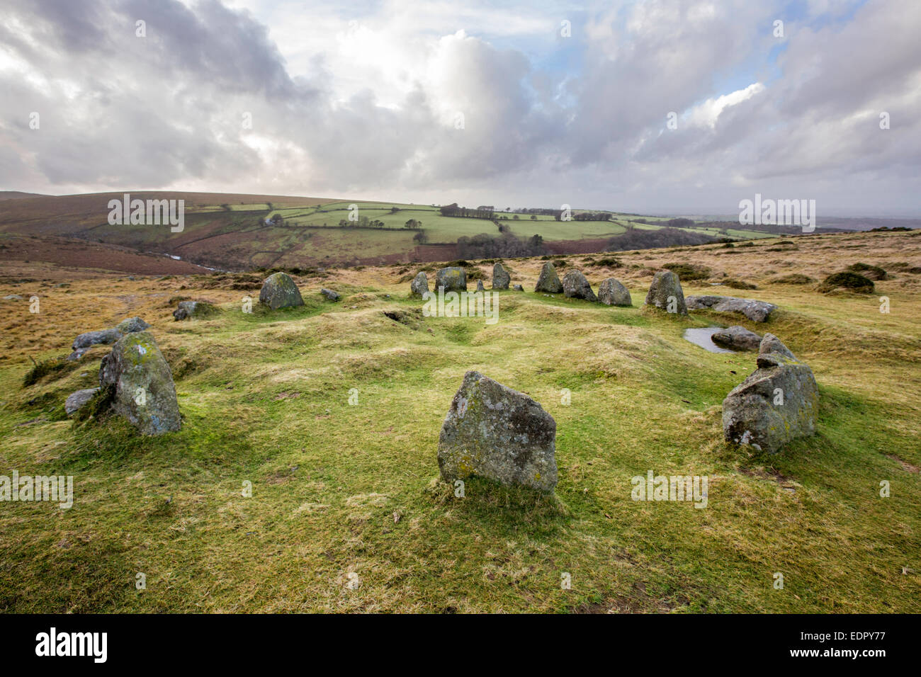Nove di fanciulle cerchio di pietra nei pressi del villaggio di Dartmoor di Belstone, Dartmoor Devon, Inghilterra, Regno Unito Foto Stock
