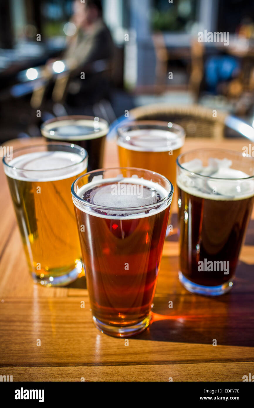 Una varietà di birre a Half Moon Bay Brewing Company in Half Moon Bay, California in una giornata di sole. Foto Stock